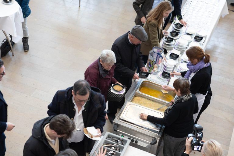 Nicht immer fand das Benefiz-Suppenessen im Landhaus statt. <span class="copyright">Hartinger</span>