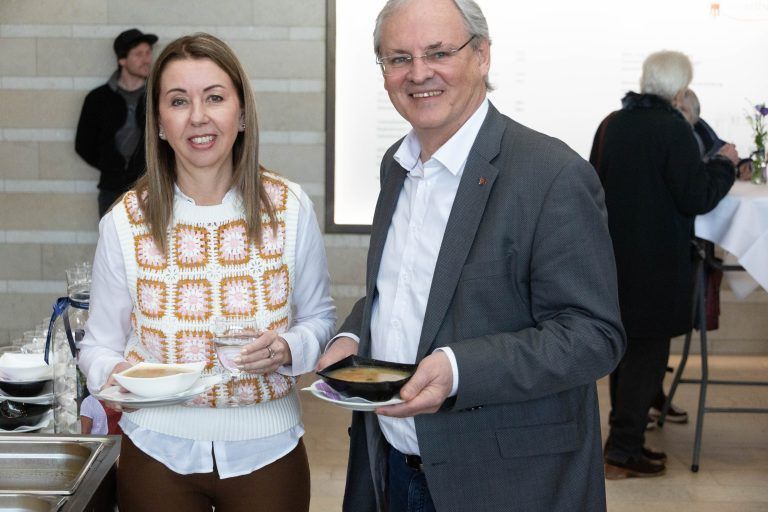 Landtagsdirektorin Borghild Goldgruber-Reiner mit Landtagspräsident Harald Sonderegger. <span class="copyright">Hartinger</span>