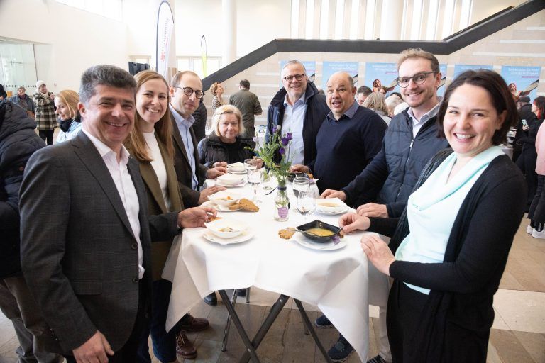 Suppenessen für den guten Zweck. <span class="copyright">Hartinger</span>