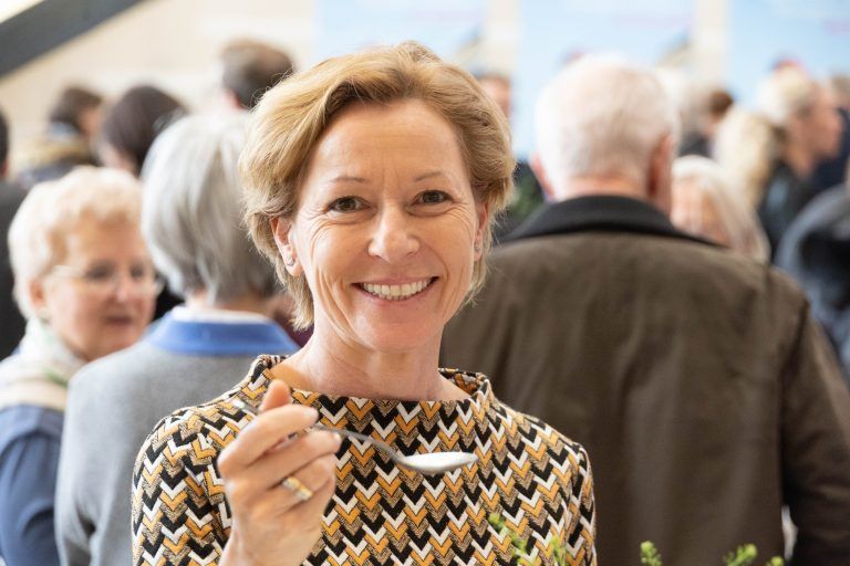 Landesrätin Martina Rüscher (ÖVP) ließ sich ihre Suppe schmecken. <span class="copyright">Hartinger</span>