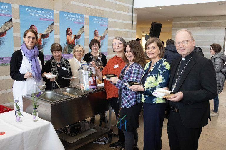 V.r.: Bischof Benno Elbs, Landesstatthalterin Barbara Schöbi-Fink (ÖVP), Rebecca Toprak (Öffentlichkeitsarbeit der KFB Vorarlberg) und Waltraud Girardelli (Obfrau der KFB Vorarlberg). <br><span class="copyright">HARTINGER</span>