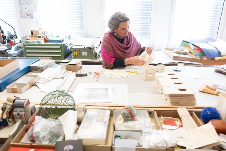Helga Hagen bei der Arbeit in ihrem Atelier in Lustenau. <span class="copyright">Hartinger</span>