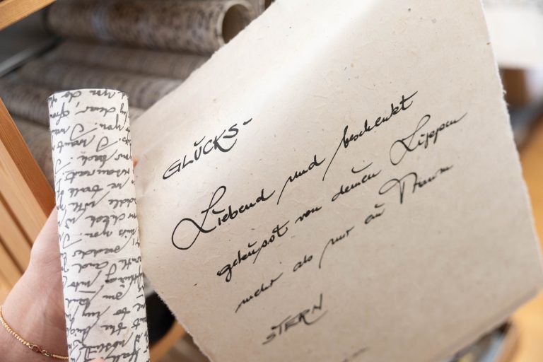 Ihre eigenen Worte, aber auch Liedzeilen hält Hagen auf den Papierbögen fest. <span class="copyright">Hartinger</span>