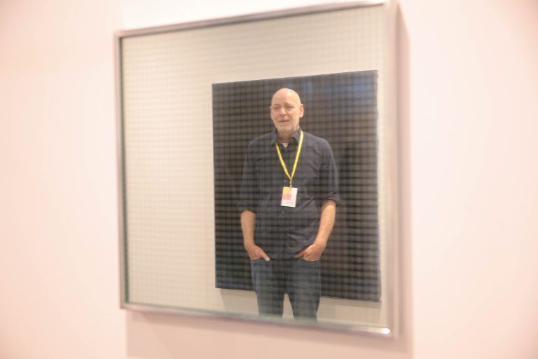 Der Dornbirner Galerist Johannes Boch als Spiegelbild in einem der von ihm präsentierten Werke. <span class="copyright"> Hartinger</span>