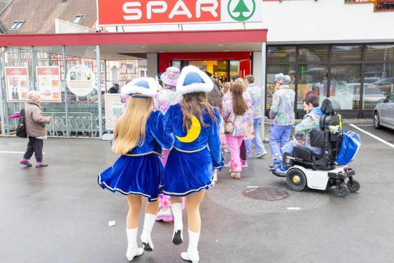 Farbenfroh und mit guter Stimmung geht es durch die Gemeinde. <span class="copyright">Hartinger</span>