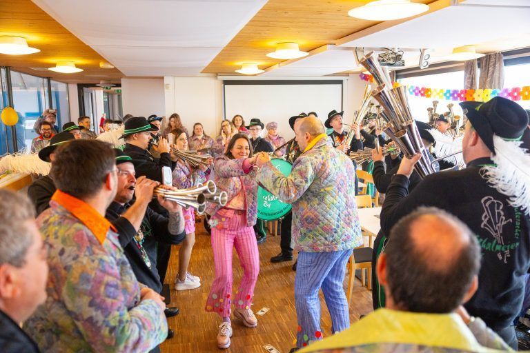 Die Faschingsfans tanzten und musizierten bei allen Stationen. <span class="copyright">Hartinger</span>