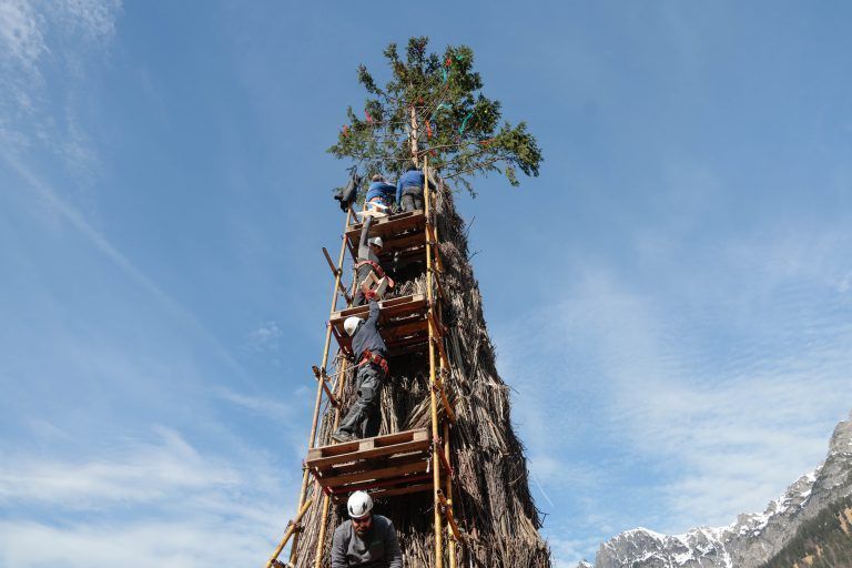 Die letzten Holzbüschel werden angebracht.