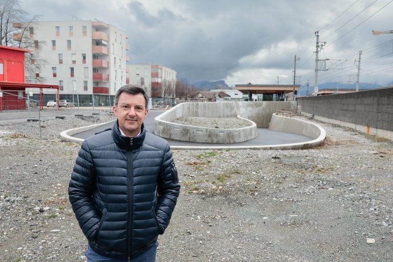 Der Vorplatz in Hard ist noch eine Baustelle. Martin Staudinger hofft, dass er bis Ende des Jahres fertig wird. <span class="copyright">(C) HARTINGER</span>