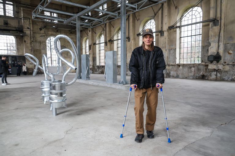 Die Künstlerin Toni Schmale mit der „Tanke“ im Kunstraum Dornbirn. <span class="copyright">Philipp Steurer</span>