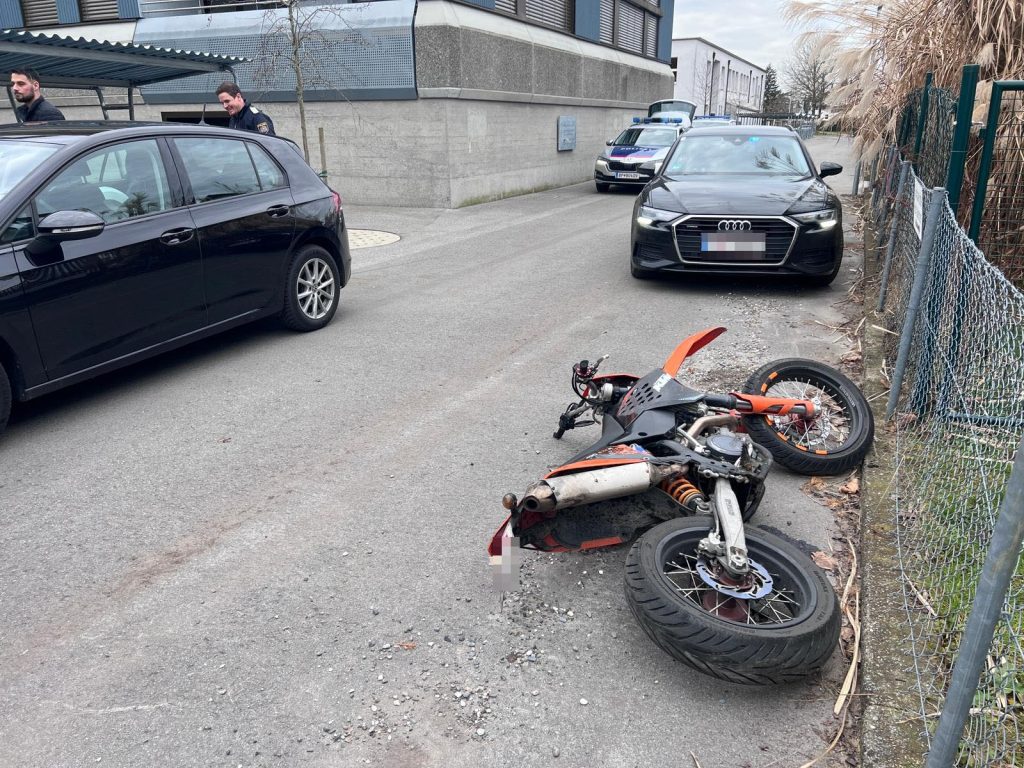 Flüchtender Motorradfahrer kollidiert mit Polizeiauto