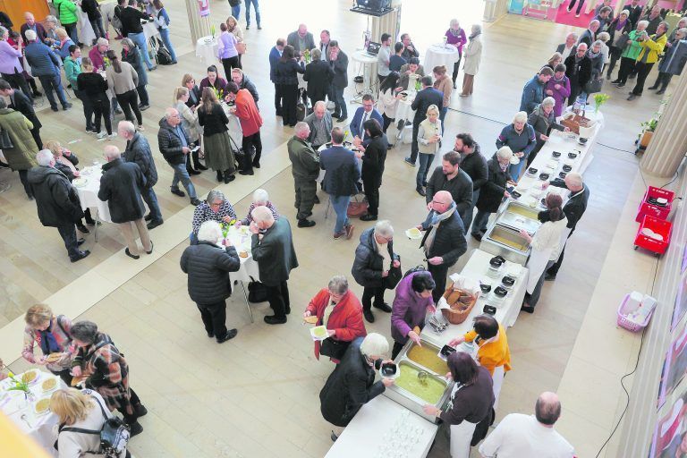 Das Benefizsuppenessen im Landhaus ist alljährlich gut besucht. Die gesammelten Spenden kommen einem guten Zweck zugute. <span class="copyright">Hartinger</span>