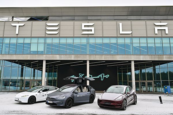 Tesla will Werk nach Pause wieder komplett hochfahren