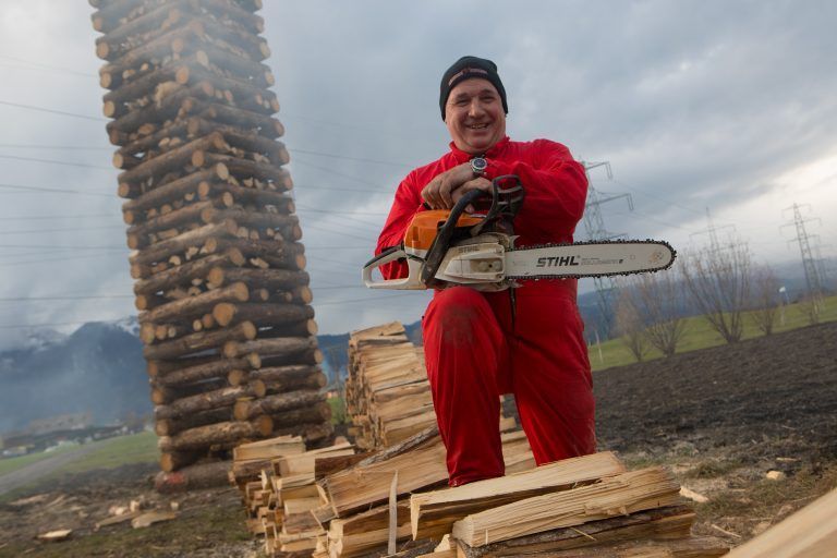 Obmann Reinhard Metzler sitzt sonst im Büro, nimmt die Rückenschmerzen durch den Aufbau aber gerne in Kauf, um danach das Feuer genießen zu können. <span class="copyright">Hartinger</span>