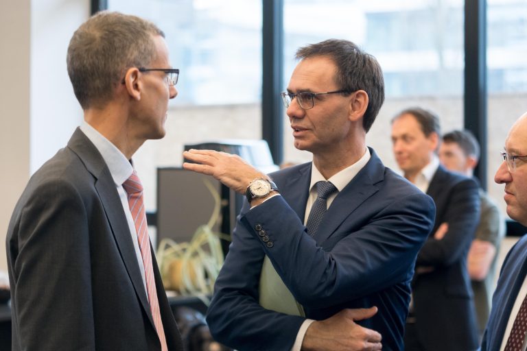 Landeshauptmann Markus Wallner im Gespräch mit Rektor Manuel Ammann. <span class="copyright">Stiplovsek</span>