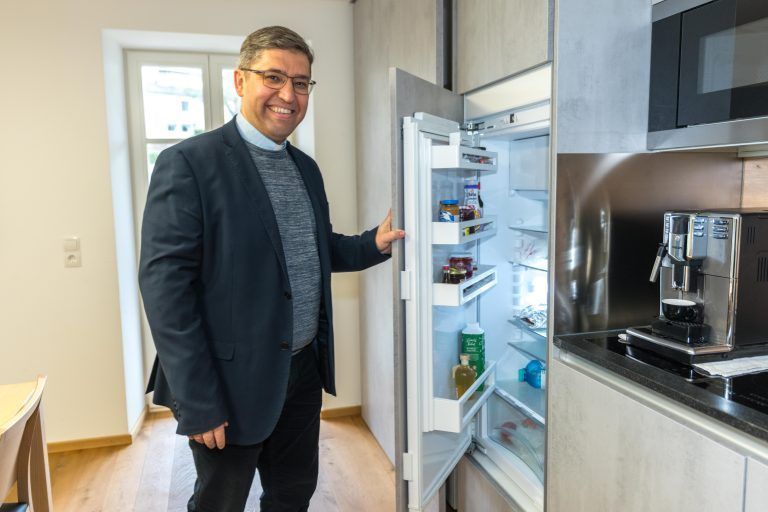 Der Kühlschrank bleibt aktuell bei Marius Duema abends zu - denn der Pfarrer fastet. <span class="copyright">Stiplovsek</span>
