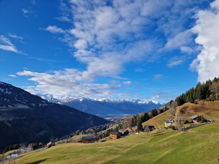 Der Blick über Oberblons Talauswärts auf den Gampberg, die Hohen Köpfe und die Drei Schwestern. <span class="copyright">Vylet</span>