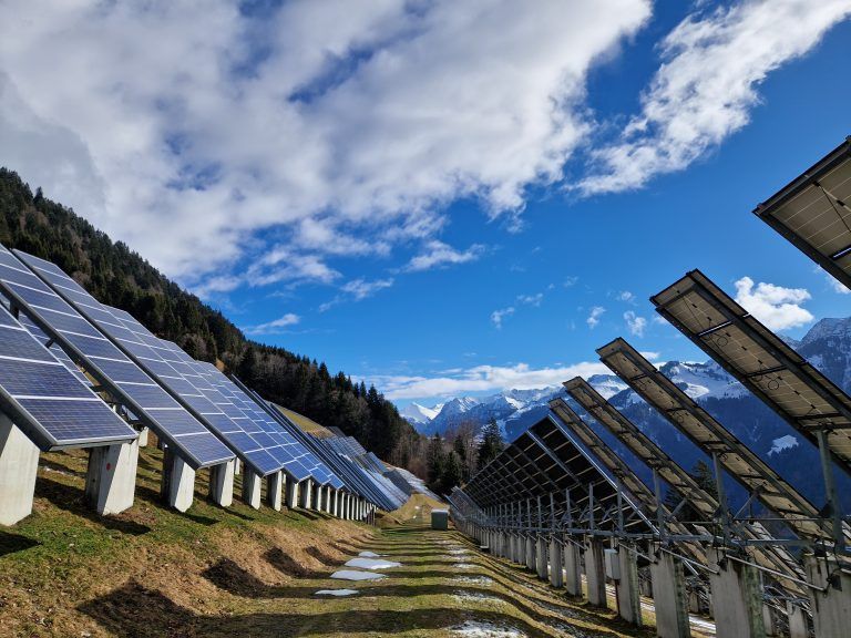Die große Fotovoltaikanlage leistet ihre Arbeit ausschließlich durch die Kraft der Sonne. <span class="copyright">Vylet</span>