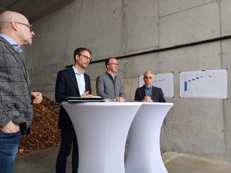 Daniel Zadra und Christian Gantner bei der Pressekonferenz im Nahwärme Hilbe-Heizwerk in Dornbirn. <span class="copyright">rob</span>
