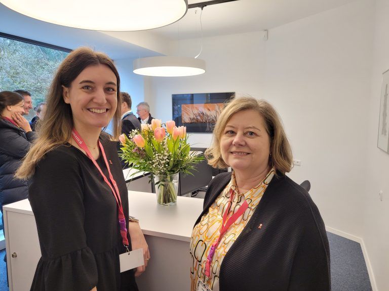 Elena Reis (links) und Eveline Friedrichs sind bei der Zweiten Sparkasse ehrenamtlich tätig. <span class="copyright">Steinlechner</span>