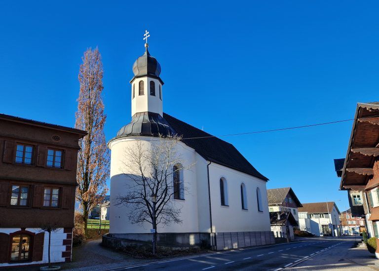 Der Ausgangspunkt der Tour: Der Kirchplatz in Alberschwende. <span class="copyright">Vylet</span>