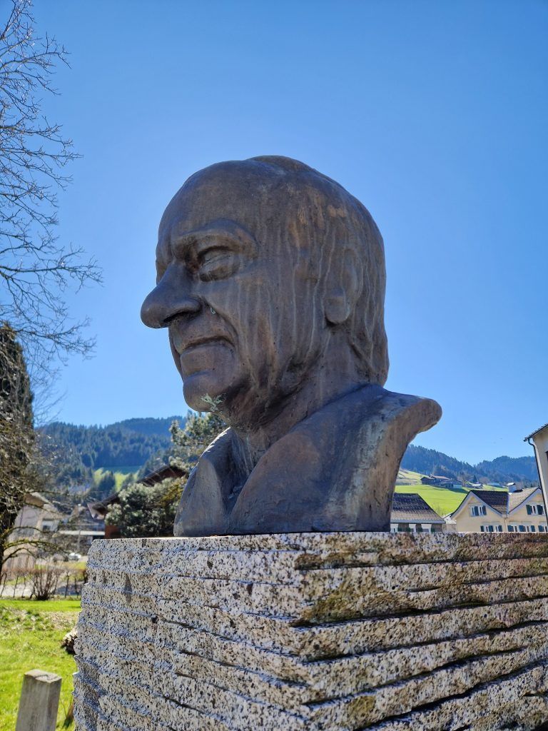 Die Hermann Gmeiner Statue in Alberschwende. <span class="copyright">Vylet</span>