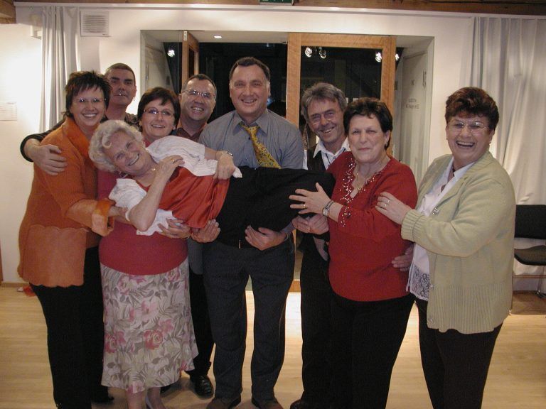 Delphina Burtscher 2005 anlässlich der Präsentation ihres Buches im Kreis ihrer Familie. <span class="copyright">Familienbesitz</span>