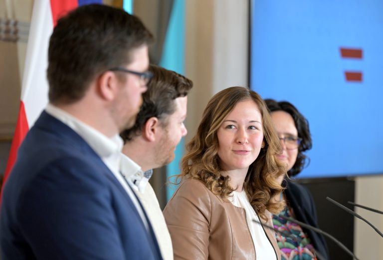 (v.l.) Matthias Jax (Safer Internet), Stefan Ebenberger (Generalsekretär ISPA), Staatssekretärin Claudia Plakolm (ÖVP) und Barbara Buchegger (Safer Internet). <span class="copyright">APA/ROLAND SCHLAGER</span>