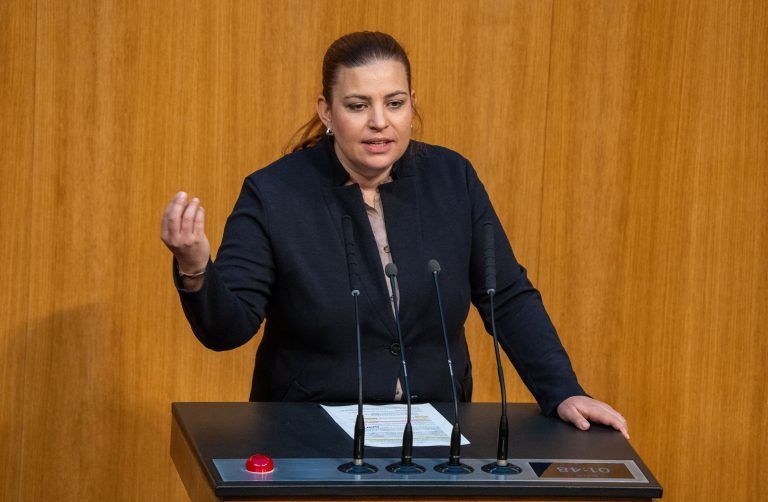 Ihre Begeisterung für die U-Ausschuss-Arbeit hat Grünen-Abgeordnete Nina Tomaselli entdeckt. <span class="copyright">APA/GEORG HOCHMUTH</span>