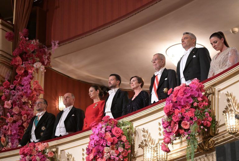(v.l.) Außenminister Alexander Schallenberg (ÖVP), Nationalratspräsident Wolfgang Sobotka (ÖVP), Montenegros Präsident Jakov Milatovic mit Ehefrau Milena, Bundespräsident Alexander Van der Bellen und Ehefrau Doris Schmidauer, Bundeskanzler Karl Nehammer (ÖVP) mit Ehefrau Kathariana <span class="copyright">APA/Roland Schlager</span>