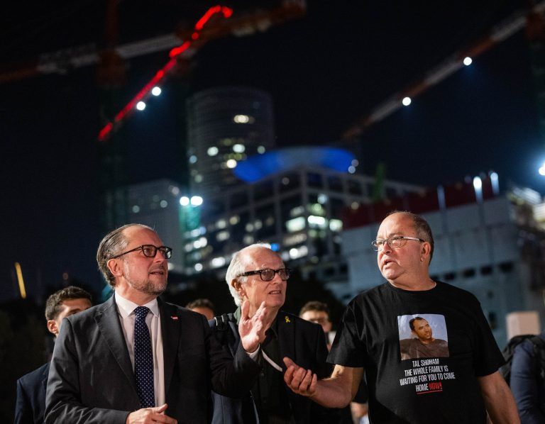 In Tel Aviv traf Schallenberg Gilad Korngold und andere Geisel-Angehörige <span class="copyright">APA/BMEIA/MICHAEL GRUBER</span>