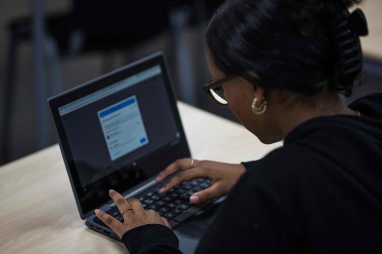 Das Land Vorarlberg investiert in die Digitalisierung der Schulen. <span class="copyright">Symbolbild/apa/Jonathan Nackstrand</span>