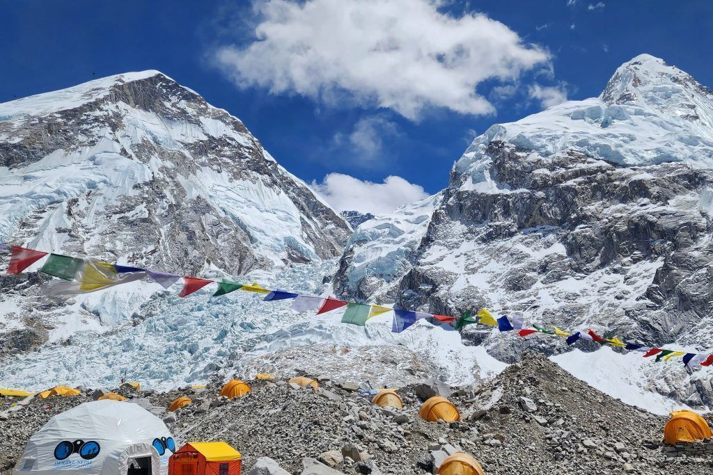 Bergsteiger müssen ihren Kot vom Mount Everest tragen