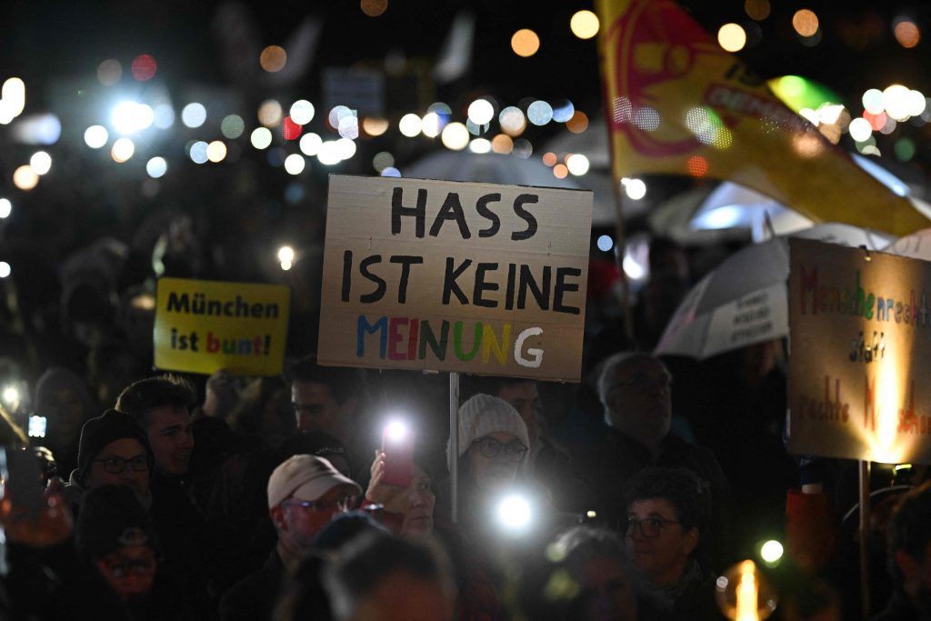 Rund 100.000 Menschen bei „Lichtermeer für Demokratie“ in München
