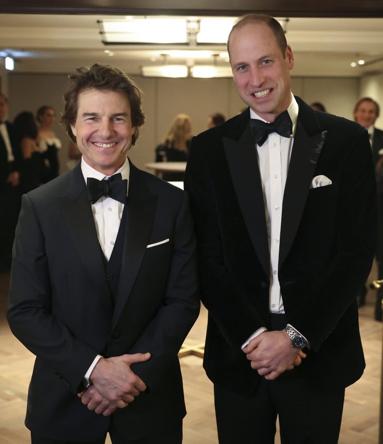 Prinz William machte am Mittwoch "Business as usual". Hier mit Tom Cruise bei der Spendengala einer Londoner Luftrettungsgesellschaft. <span class="copyright"><span class="copyright">AP/ Daniel Leal</span></span>