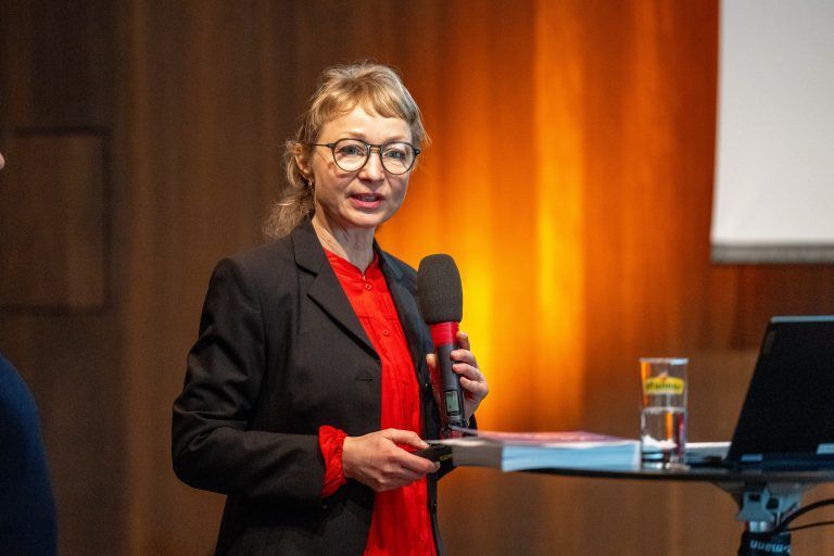 Grit Weber bei der Pressekonferenz im Vorarlberg Museum. <span class="copyright">Beate Rhomberg</span>