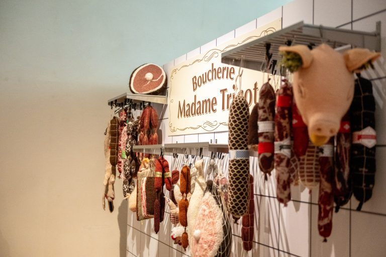 Gestrickte Wurstwaren, Dominique Kähler. <span class="copyright">Beate Rhomberg</span>