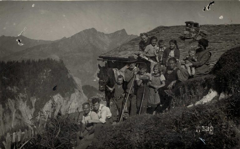 Die Familie Burtscher 1939 auf der Alpe Wang in Sonntag im Großen Walsertal. <span class="copyright">Familienbesitz</span>