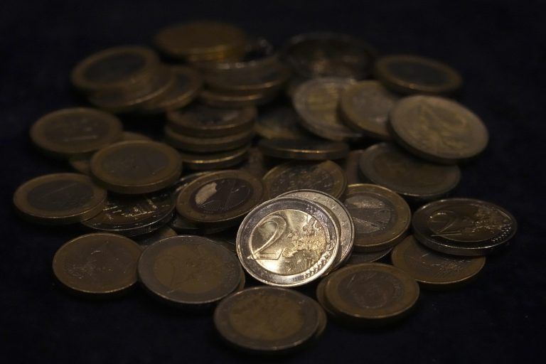 Arbeit muss sich wieder lohnen, meinen die Neos. Darum sollen die Sozialleistungen des Landes als Ganzes überprüft werden. <span class="copyright">AP Photo/Matthias Schrader</span>