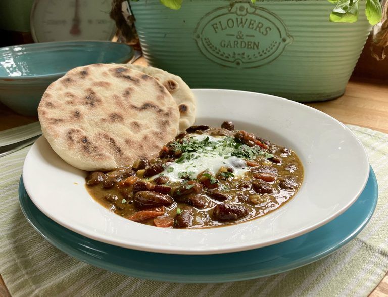 Das leckere Kidneybohnencurry ist schnell und einfach zubereitet und eine würzige Reise durch indische Aromen. <span class="copyright">Ulrike Hagen</span>