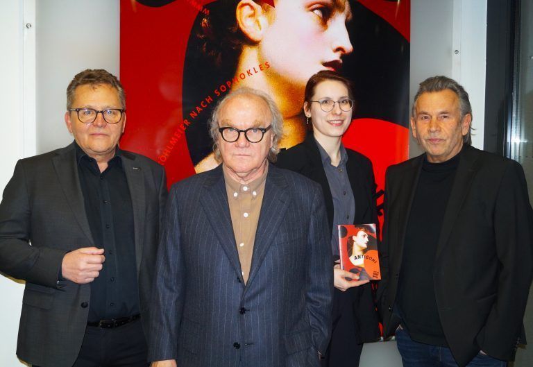 Schriftsteller und Erzähler Michael Köhlmeier mit Dramaturgin Tabea Baumann (Mitte), Augustin Jgg (Li) und Hubert Dragaschnig (Re) <span class="copyright">Yasmin Ritter</span>