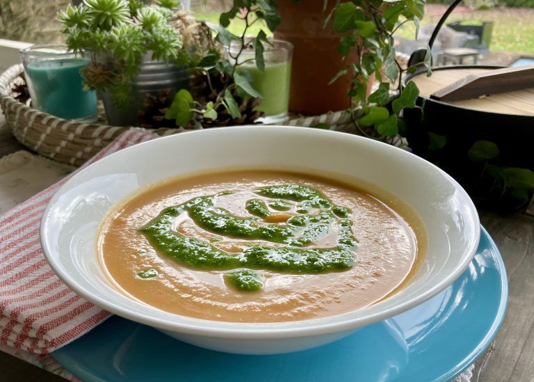 Genussvoll und ausgewogen: Süßkartoffelsuppe mit cremiger Kokosmilch und selbstgemachtem Kräuteröl. <span class="copyright">Ulrike Hagen</span>