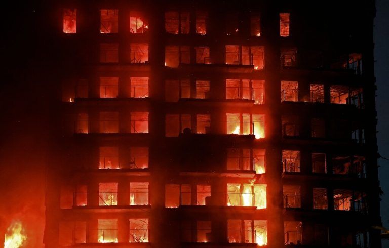 Das Feuer breitete sich rasant aus <span class="copyright">AFP/ Jose Jordan</span>