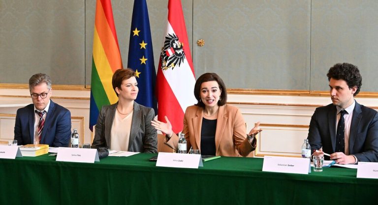 Justizministerin Alma Zadic (Grüne) sowie Vertreter von AK, WKÖ, ÖGB, Finanzprokuratur, KSW und Gläubigerschutzverbänden am Freitag, 2. Februar 2024, anl. eines Runden Tisches des Justizministeriums<span class="copyright"> APA/Helmut Fohringer</span>