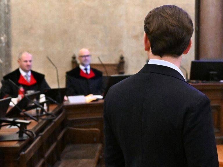 Kurz und die beiden Staatsanwälte Roland Koch (l.) und Gregor Adamovic<br><span class="copyright">APA/HELMUT FOHRINGER</span>