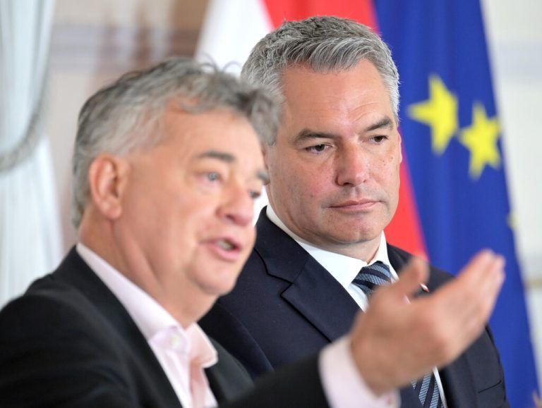 Die klimapolitische Chemie will nicht mehr recht stimmen: Werner Kogler (Grüne) und Karl Nehammer (ÖVP) <span class="copyright">APA/Roland Schlager</span>