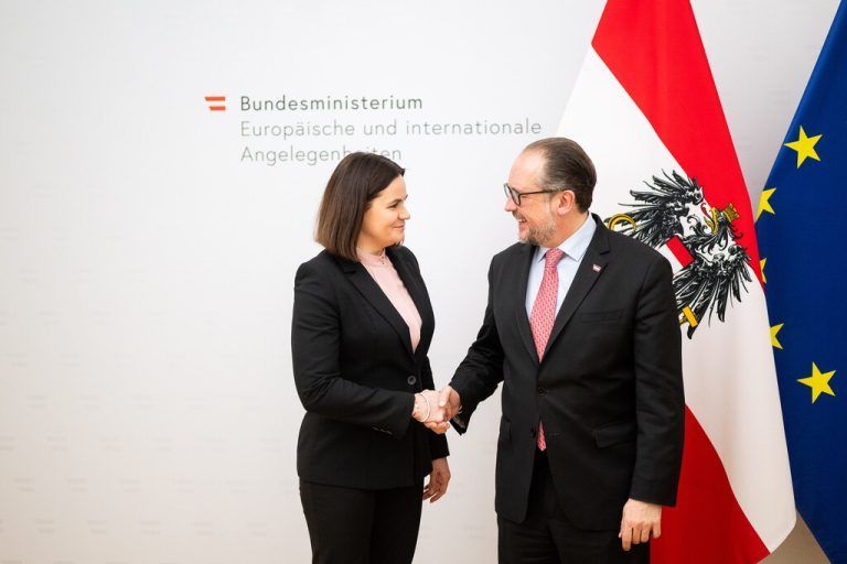 Außenminister Alexander Schallenberg (ÖVP) und die belarussische Oppositionsführerin Swetlana Tichanowskaja bei einem Treffen<span class="copyright"> APA/ Michael Gruber</span>