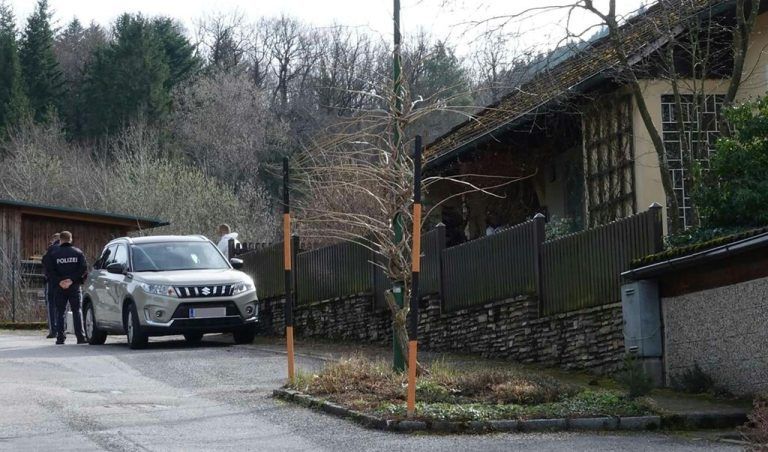 Mann soll Montagfrüh, 26. Februar 2024, seine Ehefrau in Eschenau (Bezirk Lilienfeld) getötet haben. Der Verdächtige dürfte daraufhin einen Suizidversuch unternommen haben. Im Bild: Einsatzkräfte in der Nähe des Tatorts. <span class="copyright">APA/DOKU-NÖ</span>