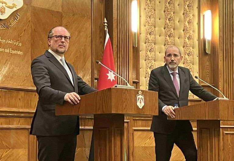 Außenminister Alexander Schallenberg (ÖVP) und sein jordanischer Amtskollege Ayman Safadi, im Rahmen eines Treffens. <span class="copyright">APA/STEFAN VOSPERNIK</span>