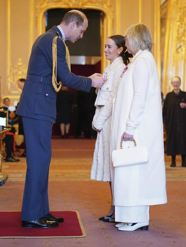 Was für eine Begegnung: Prinz William verlieh „Game of Thrones“-Schauspielerin Emilia Clarke und ihrer Mutter den Orden „Commander of the Order of the British Empire“. Die Auszeichnung erhielt Emilia Clarke allerdings nicht für ihre schauspielerische Leistung. Die 37-Jährige und ihre Mutter Jennifer sind Mitbegründer der Stiftung „SameYou“, die sich für Menschen mit Gehirnverletzungen einsetzt. Emilia Clarke erlitt mit Mitte 20 selbst zwei Aneurysmen.