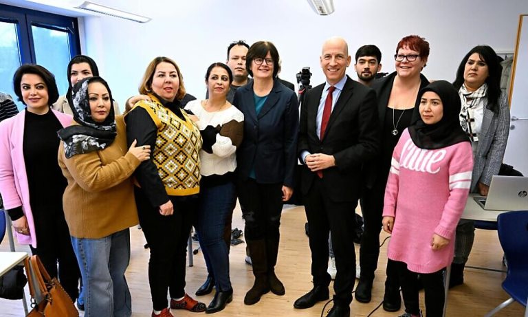 AMS-Wien-Geschäftsführerin Petra Draxl, Wirtschafts- und Arbeitsminister Martin Kocher (ÖVP) und Daniela Tarra (Weidinger &amp; Partner) beim Besuch eines AMS-Ausbildungsprojekts in Wien.<span class="copyright"> APA/Helmut Fohringer</span>
